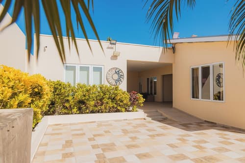 Juanedu Suites, Interior entrance