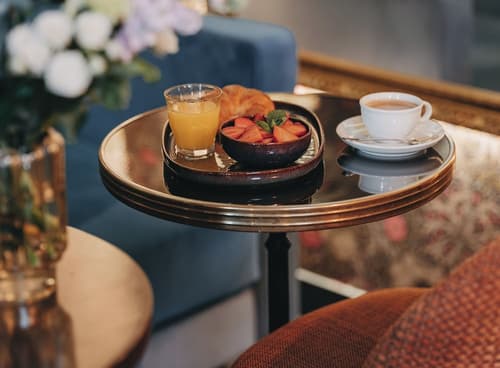 Snob Hotel, Lobby sitting area