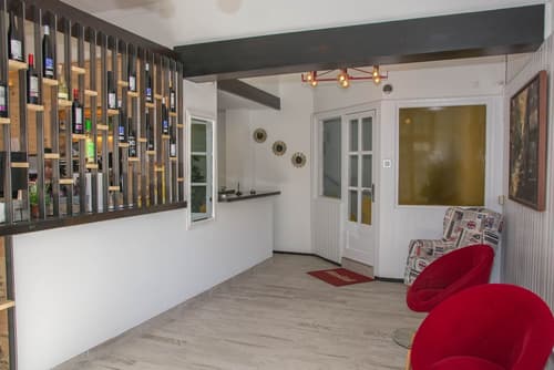 Hostal Emporda, Reception