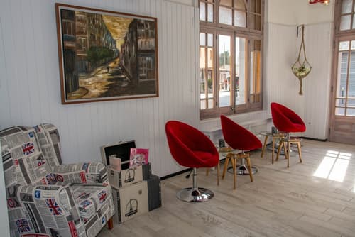 Hostal Emporda, Reception