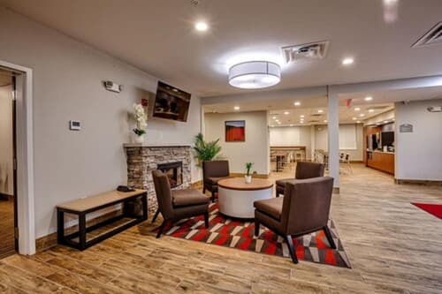 Microtel Inn & Suites by Wyndham Niagara Falls, Lobby sitting area