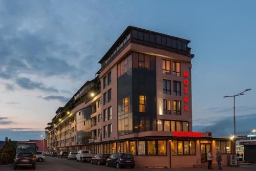 Hotel Avenue, Primary image