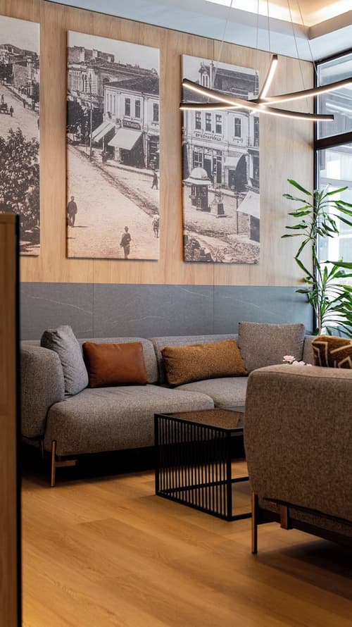 Hotel Avenue, Reception