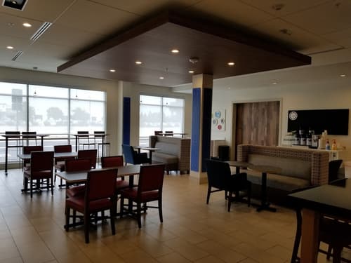 Holiday Inn Express Visalia Sequoia Gateway Area by IHG, Breakfast area
