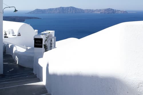 Thireas Hotel, Reception