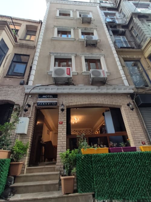 Peradise Hotel, Exterior