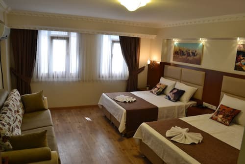 Peradise Hotel, Room