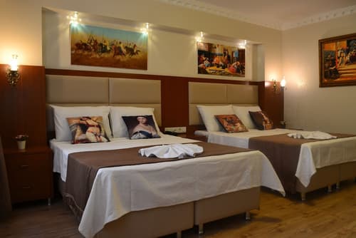 Peradise Hotel, Room