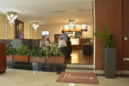 Golden Tulip Headington Ruwi, Lobby