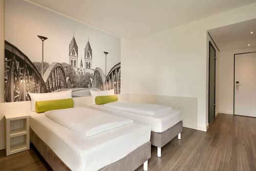 Super 8 by Wyndham Freiburg, Room