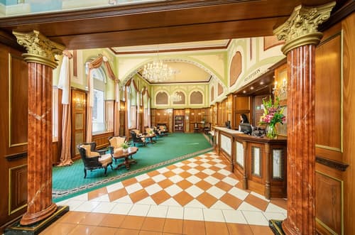 Hotel Bellevue, Interior entrance