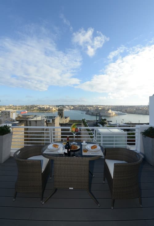 Paulos Valletta, Terrace/patio