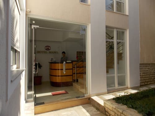 Hotel Mano, Interior entrance
