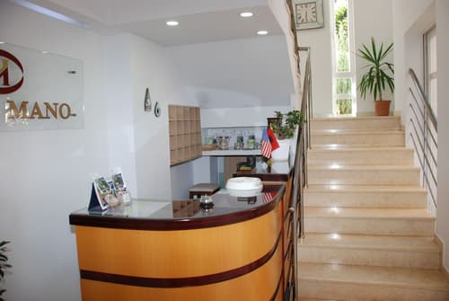 Hotel Mano, Reception