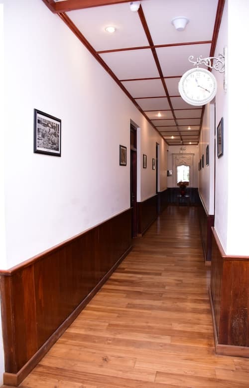 Mirage Kings Cottage, Interior entrance