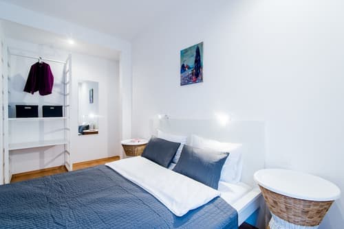 Vagabond Corvin, Room