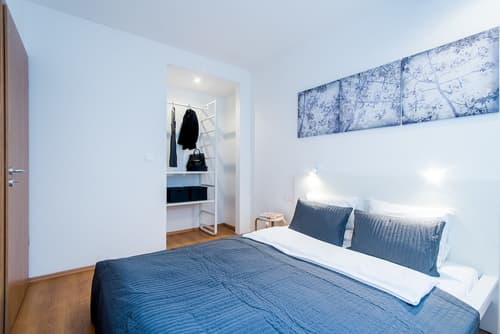 Vagabond Corvin, Room