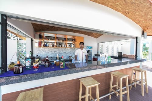 Phi Phi Harbour View Hotel, Poolside bar