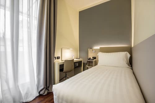 43 Station Hotel, Room