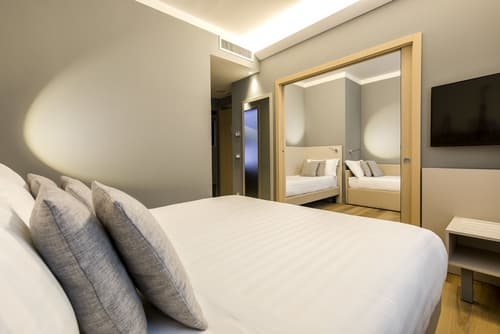 43 Station Hotel, Room