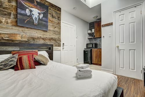 Destination Stays Griffintown Montreal, Room