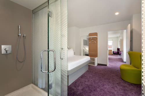 YOTEL Boston, Room