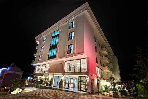 White House Hotel, Front of property