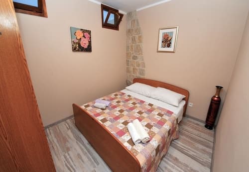 Sunset Apartment, Room