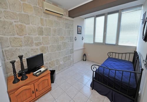 Sunset Apartment, Room