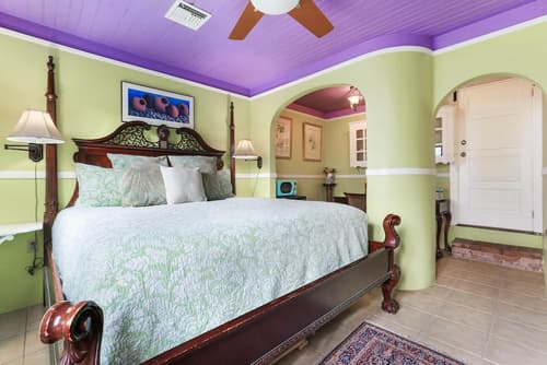 B&W Courtyards, Room