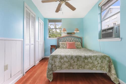 B&W Courtyards, Room