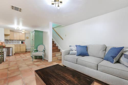 B&W Courtyards, Living room