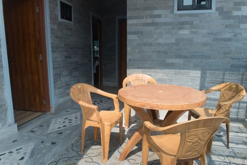 Hotel Sunflower, Dining