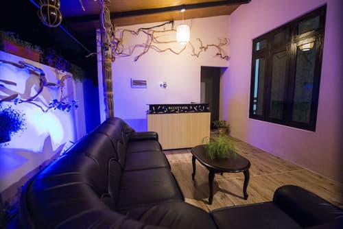 Ari Heaven, Lobby sitting area