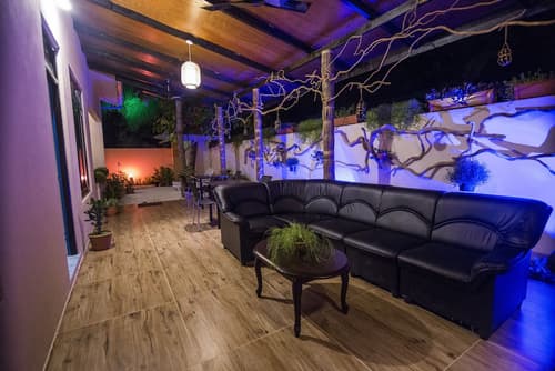 Ari Heaven, Lobby sitting area