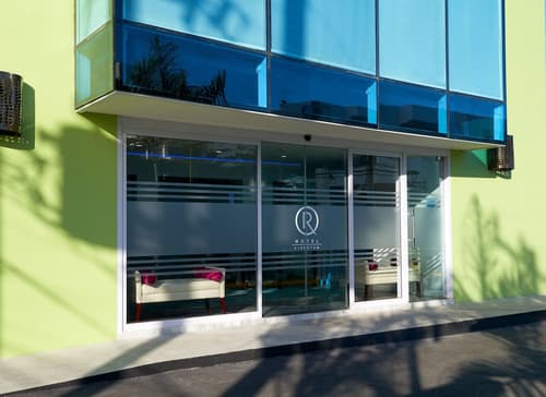 R Hotel Kingston, Property entrance