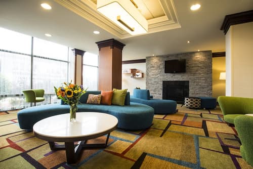 Fairfield Inn and Suites by Marriott Toronto Airport, Lobby sitting area