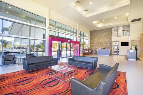 Crowne Plaza Alice Springs Lasseters by IHG, Lobby sitting area