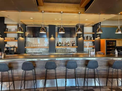 Prestige Hudson Bay Lodge & Conference Centre, WorldHotels Crafted Collection, Bar (on property)