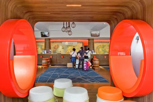 Explorers Hotel, Lobby