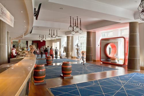 Explorers Hotel, Lobby