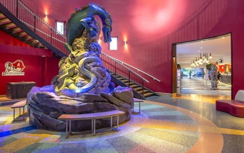 Explorers Hotel, Interior entrance