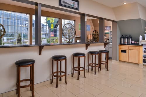 University Inn & Suites, Lobby sitting area