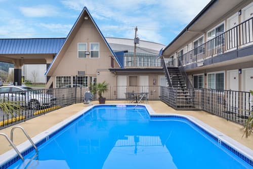 University Inn & Suites, Outdoor pool