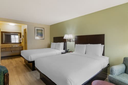 University Inn & Suites, Room