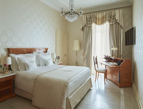 Grand Hotel National, Room