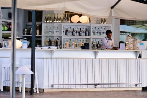 Villa Laguna, Bar (on property)