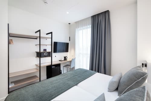 Alexandre Fira Congress, Room