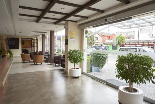 Hotel Embassy, Reception