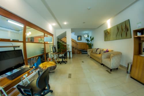 Hotel Embassy, Reception